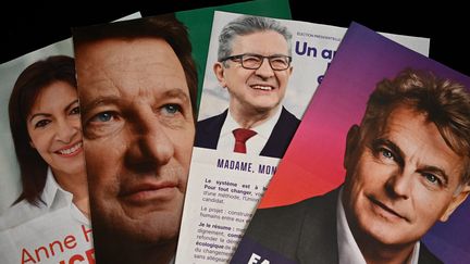 Les affiches de campagne pour la présidentielle 2022 de Yannick Jadot (à g.), Jean-Luc Mélenchon et Fabien Roussel. (MAXPPP)