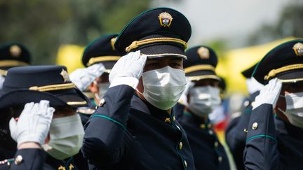 Des jeunes policiers participent à une cérémonie officielle à Bogota (Colombie) le 11 novembre 2021. (SEBASTIAN BARROS / NURPHOTO / AFP)