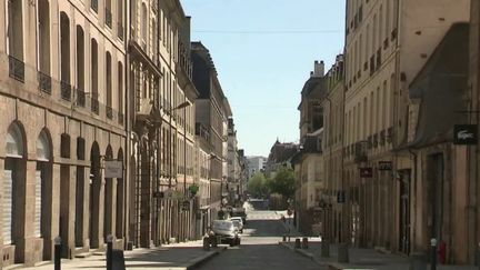 La capitale bretonne, généralement pleine de vie, semble endormie jeudi 16 avril, au 30e jour du confinement. (France 2)