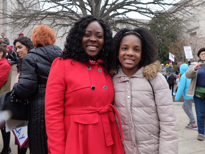 Debrah et Amanda Smith, mère et fille, à la "Marche des femmes" contre Donald Trump, samedi 21 janvier 2017, à Washington DC.&nbsp; (MARIE-ADELAIDE SCIGACZ / FRANCEINFO)