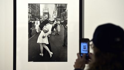 Photographie d"Le baisier de Times Square", Alfred Eisenstaedt, 1945, Exposition Rome, 2013
 (Gabriel BOUYS / AFP)