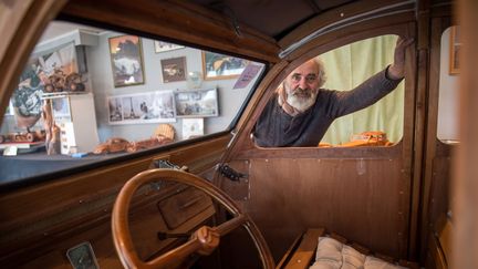 Plus d'une quinzaine de maquettes sont d'ailleurs posées sur les étagères de son atelier-musée au milieu des champs près de Loches (Indre-et-Loire). (GUILLAUME SOUVANT / AFP)