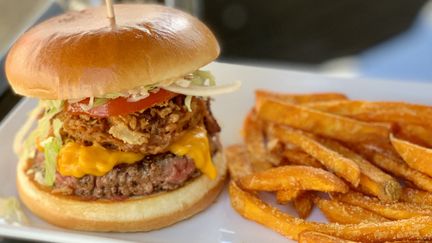 Le hamburger frites, symbole de la malbouffe et d'une alimentation qui ne respecte pas tous les critères de durabilité. (EMMANUEL CLAVERIE / FRANCE-BLEU PÉRIGORD)