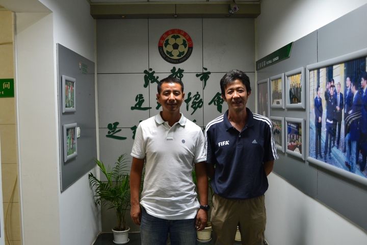 Lei Hu (à gauche)&nbsp;et&nbsp;TingGang Lan (à droite) au milieu de la galerie photos de la fédération de Chengdu. (JEREMY DOCTEUR ET VICTOR LE BOISSELIER)