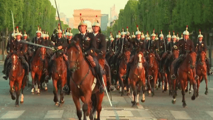 14-Juillet : l’heure des dernières répétitions pour la Garde républicaine (France 3)