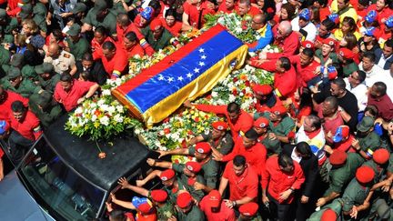 Le cercueil du pr&eacute;sident v&eacute;n&eacute;zu&eacute;lien&nbsp;Hugo Chavez entour&eacute; de milliers de partisans, &agrave; Caracas, le 6 mars 2013. (LUIS CAMACHO / AFP)