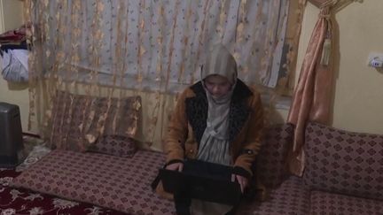 À Kaboul (Afghanistan), cela&nbsp;fait six mois que Zakia, étudiante en commerce, n'est plus retournée à l'université. Elle a préféré renoncer à ses études, de peur d'être attaquée. (CAPTURE ECRAN FRANCE 2)