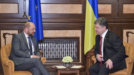 Le pr&eacute;sident du Parlement europ&eacute;en, Martin Schulz (G) et le pr&eacute;sident ukrainien, Petro Porochenko (D), le 12 septembre 2014 &agrave; Kiev (Ukraine). (ANADOLU AGENCY / AFP)