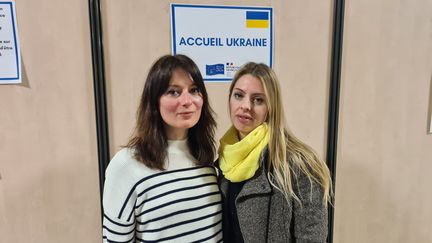 Yéléna et Yéliana ont été&nbsp;prises en charge au centre d'accueil pour réfugiés ukrainiens à Paris, le 20 mars 2022. (CLAIRE LEYS / RADIO FRANCE)