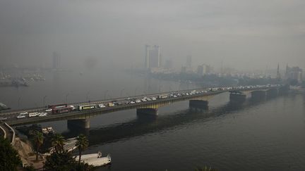 Les 20 millions d'habitants de la capitale égyptienne, soit le quart de la population totale du pays, vivent en permanence sous un épais nuage noir. Le brûlage annuel de plusieurs tonnes de paille de riz par les paysans alentour n'arrange rien. (AFP PHOTO / MOHAMED EL-SHAHED)