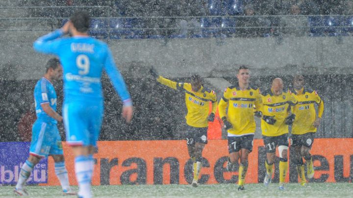 Sochaliens et Marseillais sous la neige lors de la rencontre de Ligue 1 opposant les deux &eacute;quipes, le 13 janvier 2013.&nbsp; (SEBASTIEN BOZON / AFP)