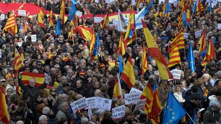 3000 personnes ont manifesté à Barcelone le 31 janvier 2016 pour demander l'arrêt du processus conduisant à l'indépendance. (AFP/Josep Lago)