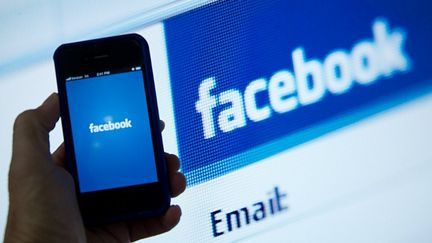 Depuis mardi 26 juin, l'adresse &eacute;lectronique affich&eacute;e par d&eacute;faut sur les pages du r&eacute;seau social est celle fournie par le site, se terminant par @facebook.com. (KAREN BLEIER / AFP)