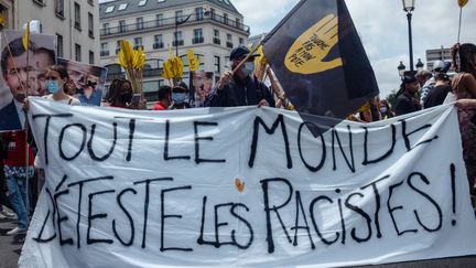 Une banderole lors de la marche des libertés contre l'extrême-droite à Paris, le 12 juin 2021. (HERVE CHATEL / HANS LUCAS / AFP)