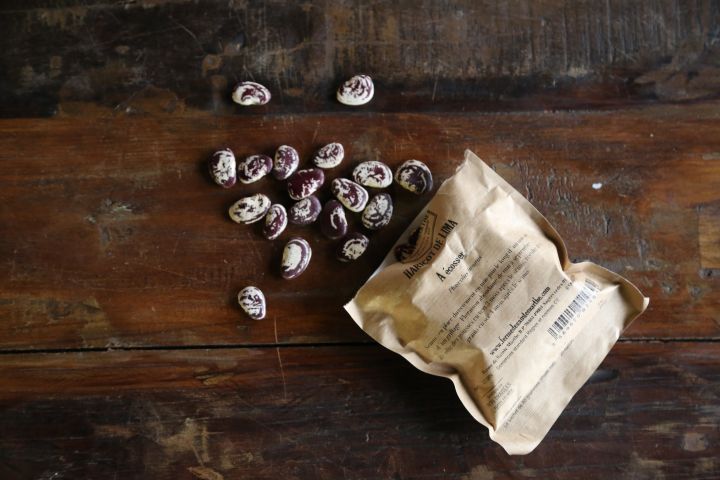 Suivez bien les instructions présentes sur les sachets pour semer vos graines de tomates, de haricots, de pois ou d'herbes aromatiques.&nbsp; (ISABELLE MORAND / DR / RADIO FRANCE / FRANCE INFO)