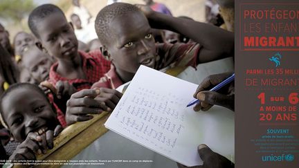 Des enfants font la queue pour être enregistrés à l’Espace amis des enfants, financé par l’UNICEF dans un camp de déplacés. Des programmes de réunification des familles permettent de venir en aide aux populations concernées.
 
 (UNICEF/Holt)