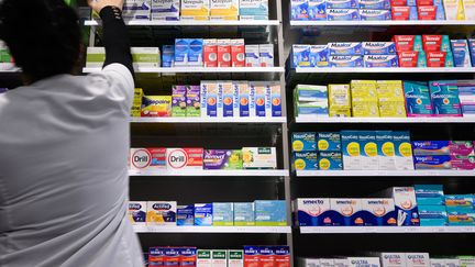 Huit médicaments périmés sur dix gardent 90% d'efficacité, selon une étude de l'UFC-Que Choisir qui a annoné saisir l'ANSM. (SEBASTIEN BOZON / AFP)