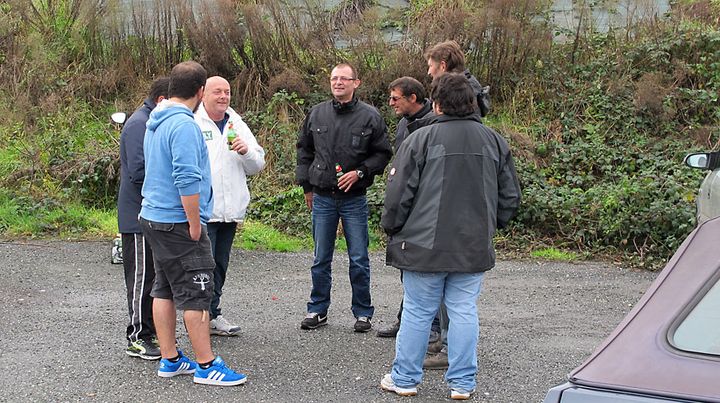 D'anciens salari&eacute;s des abattoirs Gad, sur le parking de l'usine, &agrave; Lampaul-Guimiliau (Finist&egrave;re), le 12 novembre 2013.&nbsp; (SALOME LEGRAND / FRANCETV INFO)