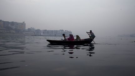 Le nuage toxique ne quitte jamais les rives du fleuve Buriganga, autrefois potable, qui traverse la mégapole de 12 millions d'habitants. En cause, le nombre croissant de véhicules, mais surtout les fumées des briqueteries du nord de la ville. Des usines qui produisent plus de 2 milliards de briques par an. (Zakir Hossain Chowdhury/NurPhoto)