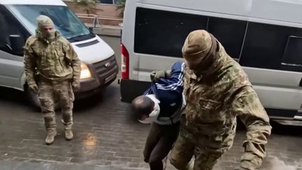 Interrogé par les forces de l'ordre russes, l'un des suspects de l'attentat terroriste près de Moscou, en Russie, du 22 mars a dit avoir été contacté par un homme qu'il ne connaissait pas. La somme d'un demi-million de roubles, soit 5 000 euros, lui aurait été proposée. (FRANCEINFO)