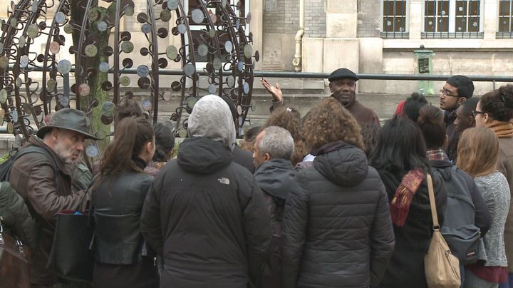 Devant un momument aux esclaves, érigé à l'initiative du CM98, en région parisienne (Photo du film «Citoyens bois d&#039;ébène», un documentaire de Franck Salin)