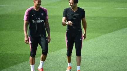 La relation entre les deux gardiens du PSG semble être bonne, Areola apprend au quotidien de la légende Buffon.  (FRANCK FIFE / AFP)