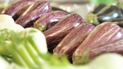 Des légumes exposés sur l'étal d'un supermarché. (THIERRY FOULON / MAXPPP)