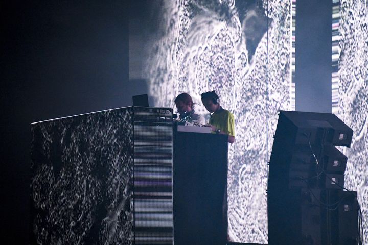 Aphex Twin et une assistante au sommet de la cabine de pilotage, dimanche 25 août 2019 à Rock en Seine. (NATHALIE GUYON / FRANCE TELEVISIONS)