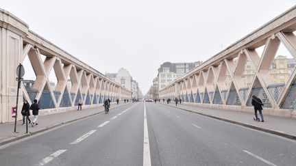 Piétons, vélos et trottinettes à Paris, en décembre 2019. (REMI DECOSTER / HANS LUCAS)