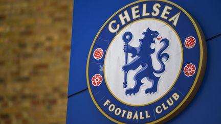 Le logo de Chelsea trône devant le stade de Stamford Bridge, à Londres, le 18 mars 2022. (DANIEL LEAL / AFP)