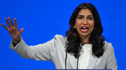 La ministre de l'Intérieur britannique Suella Braverman, lors d'un congrès du parti du Conservateur à Manchester (Royaume-Uni), le 3 octobre 2023. (JUSTIN TALLIS / AFP)