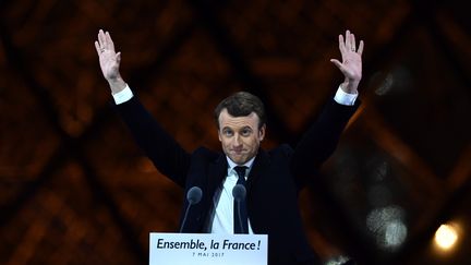 Emmanuel Macron lors de son discours de victoire au pied de la pyramide du Louvre, à Paris, le 7 mai 2017. (MUSTAFA YALCIN / ANADOLU AGENCY / AFP)