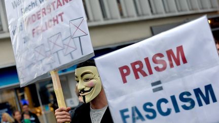 Un homme manifeste contre le programme de surveillance am&eacute;ricain Prism, le 29 juin 2013 &agrave; Hanovre (Allemagne).&nbsp; (PETER STEFFEN / DPA / AFP)