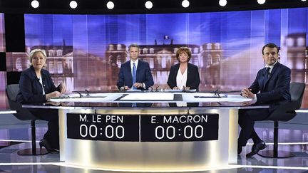 Marine Le Pen et Emmanuel Macron lors de leur débat d'entre deux tours, en 2017. (ERIC FEFERBERG / POOL)