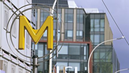 La sortie du m&eacute;tro Villejuif dans le Val-de-Marne.&nbsp; (XAVIER RICHER / AFP)