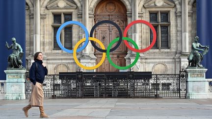 Les anneaux olympiques devant l'hôtel de ville de Paris, le 21 mars 2023. (MUSTAFA YALCIN / ANADOLU AGENCY / AFP)