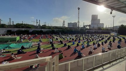 Plus de 2&nbsp;000 musulmans participent à une prière de l'Aïd-el Fitr ce dimanche 24 mai, au sein du complexe sportif Louison-Bobet à Levallois-Perret. (Valentin Dunate / Radio France)