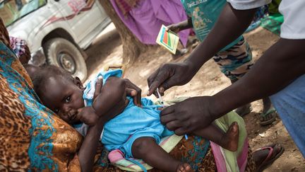 Un enfant se fait vacciner lors d'une campagne menée par les autorités sanitaires avec le soutien de l'ONG française Première Urgence Internationale (PUI), dans le village d'Agang, dans l'est du Tchad, le 25 mars 2019.&nbsp; (AMAURY HAUCHARD / AFP)