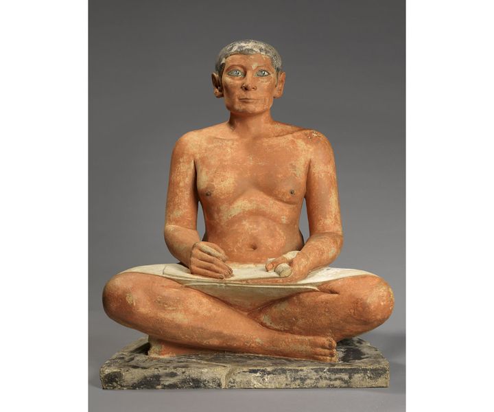 Le "Scribe accroupi", IVe dynastie. Calcaire, albâtre, cristal de roche, h. 53,7 cm; L. 44 cm; p. 35 cm (© 2015 Musée du Louvre / Christian Decamps)