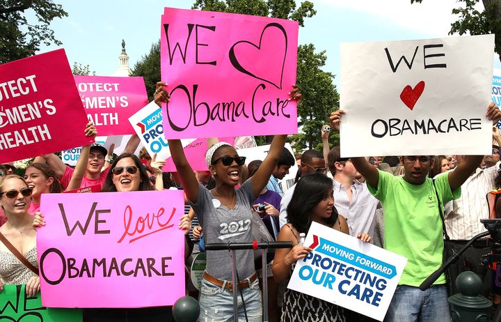 Des Am&eacute;ricains manifestent leur joie devant la Cour supr&ecirc;me, qui vient de valider&nbsp;Obamacare, le 28 juin 2012 &agrave; Washington, D.C. (Etats-Unis). (MARK WILSON / GETTY IMAGES NORTH AMERICA / AFP)