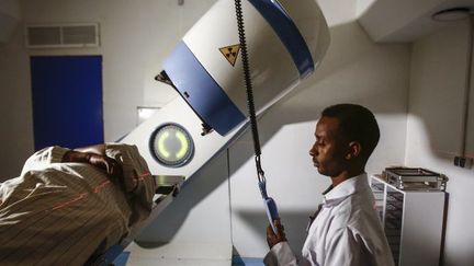 Le centre de radiothérapie pour le traitement des cancers à Khartoum, capitale du Soudan, pâtit de l'embargo américain depuis 20 ans. (ASHRAF SHAZLY / AFP)