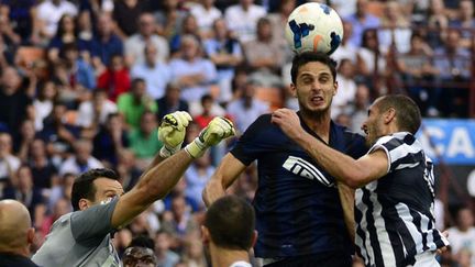 Le défenseur interiste Ranocchia au duel aérien face à Giorgio Chiellini