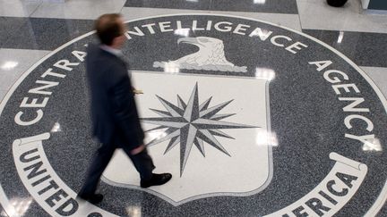 Un homme traverse le hall d'entrée du siège de la CIA, à Langley (Virginie, Etats-Unis), le 14 août 2008. (SAUL LOEB / AFP)