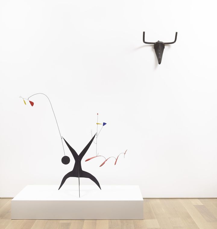 "Sans titre" de Alexander Calder et "Tête de taureau" De Pablo Picasso
 (RMN-Grand Palais / Béatrice Hatala / Succession Picasso 2019 / 2019 Calder Foundation, New York / ADAGP, Paris)