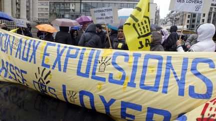 Des militants manifestent pour protester contre les expulsions locatives, en avril 2002.&nbsp; (PIERRE VERDY / AFP)