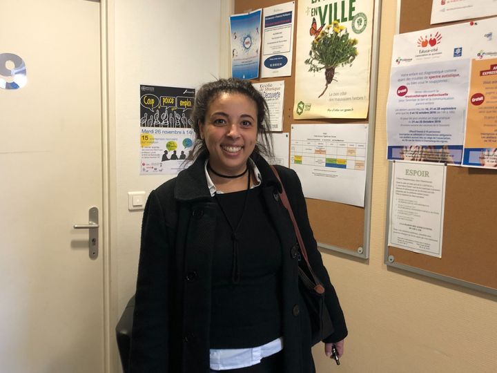 Ilham Sabar, directrice de l'association Espoir à Chanteloup-les-Vignes (Yvelines), le 5 novembre 2019. (JULIETTE CAMPION / FRANCEINFO)