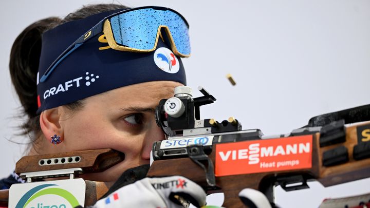 La Française Julia Simon en pleine action sur le pas de tir, lors de la poursuite des championnats du monde de biathlon, à Nove Mesto (République tchèque), le 11 février 2024. (MAXPPP)