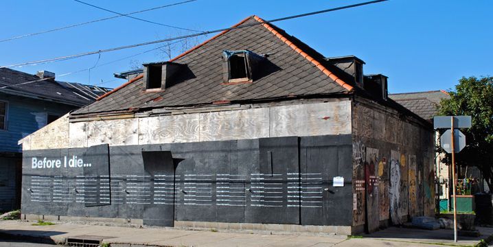 La maison abandonnée de La Nouvelle-Orléans recouverte de panneaux d'ardoise et de "Before I die"
 (Candy Chang)