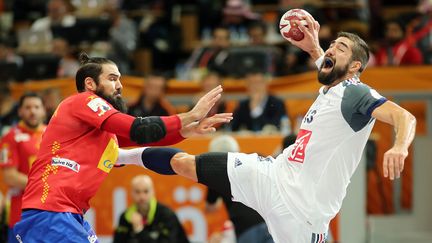 Nikola Karabatic tire en premi&egrave;re mi-temps face &agrave; l'Espagne, en demi-finale du Mondial de handball au Qatar, vendredi 30 janvier 2015. (KARIM JAAFAR / AL-WATAN DOHA / AFP)