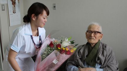 Un homme de 115 ans re&ccedil;oit un bouquet de fleurs, &agrave; l'h&ocirc;pital de&nbsp;Kyotango,&nbsp;dans la pr&eacute;fecture de Kyoto, au Japon, le 26 d&eacute;cembre 2012. (KYOTANGO CITY GOVERNMENT / AFP)